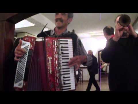 Tone Livi i Celija svire balun pokle večere u Klarići, denis. K.