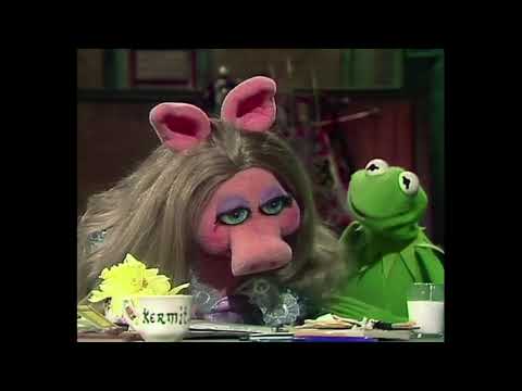 The Muppet Show: Miss Piggy Meets Annie Sue for the First Time (Part 1)