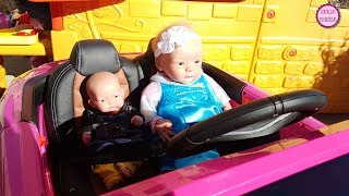 Aventuras de Bebés en Coche y Ciudad de los Juguetes