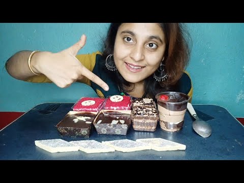 asmr,eating yammy cakes,red velvet,black forest,chocolate cakes #mukbang #asmreating #eating#food