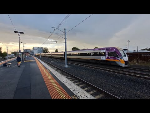 3VL87, 3VL65 8723 Passenger Passing Middle Footscray Station