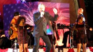 Neil Diamond Sings Sweet Caroline with Boston Pops on 4th of July, 2009 -- SURPRISE TOO!