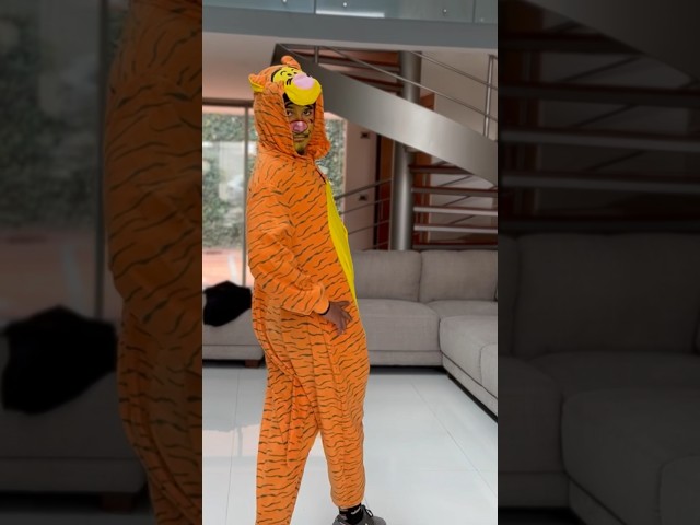 Vídeo relacionado con NC Joystart - Pijama estilo mameluco para adultos, unisex, para carnaval, Halloween, cosplay, ropa de dormir (talla M, Tigger), Tigger amarillo