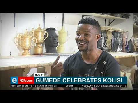 Artists makes a wax statue of Siya Kolisi