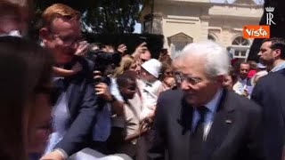 'Lunga vita al Presidente', Mattarella riceve i più fragili ai giardini del Quirinale