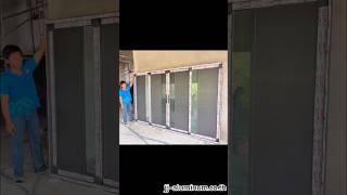 ประตูบานเลื่อนแบ่งสี่เปิดกลางแบบทึบมีช่องแสงในตัว