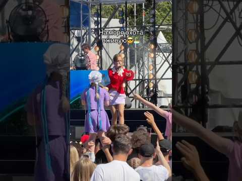 девочка чуть не упала…