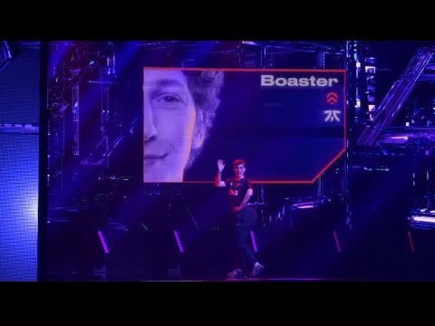 FunPlus Phoenix vs FNATIC Walkout Crowd Stage🔥