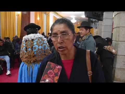 Gobernador Santos Quispe firma acuerdo con Inquisivi para el sistema de riego.