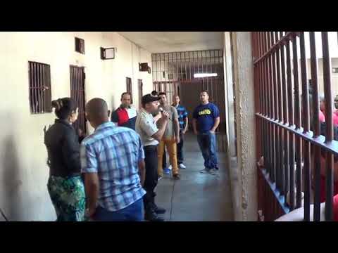 Agente penitenciário surpreende louvando a Deus dentro do presídio