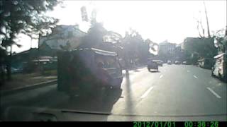preview picture of video 'Dangerous Ride: Man on a Bicycle along Buendia, Pasay City'