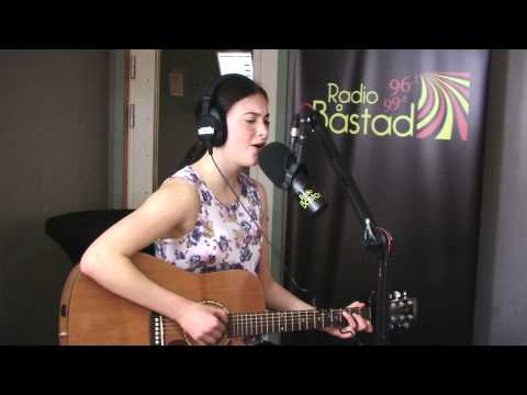 Amanda Aasa framför Wrong Chemistry live i Radio Båstad