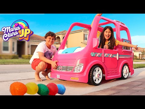 Maria Clara e JP esmagando coisas com carro de brinquedo ♥ kids smashing things with toy car