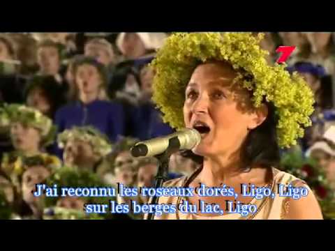 15000 choristes chantent Ligo, chant folklorique de la Lettonie. Sous-titres en français