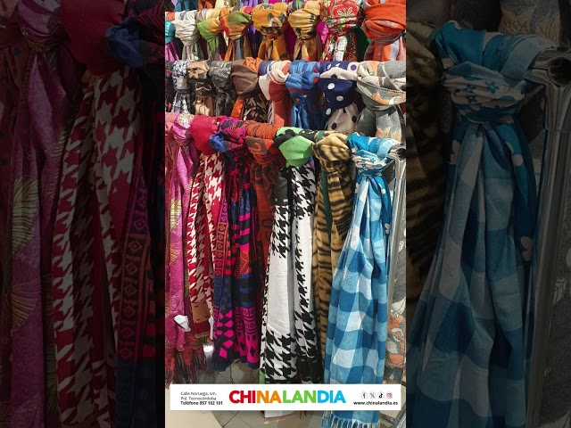 Vídeo relacionado con Bufanda brillante para mujer, pañuelo de cuello con lentejuelas metálicas, bufanda cadena corbata, bufanda brillante, accesorios de discoteca, disfraz de los años 70 para carnaval y disfraces, plata