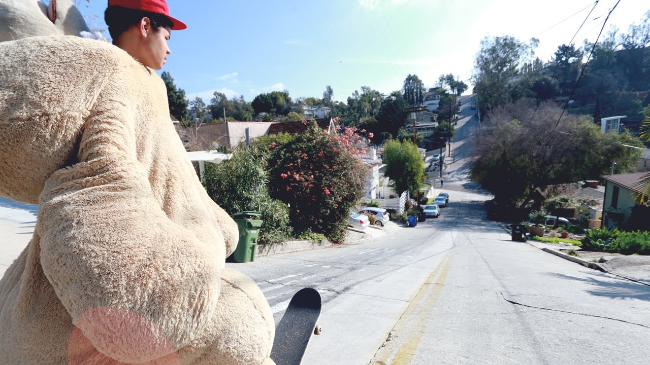 Aaron Hall se juega la vida bajando una colina disfrazado de oso