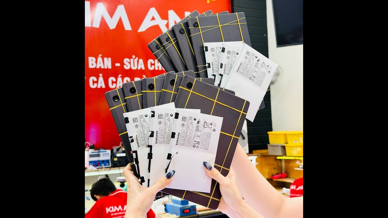 Khách hàng thay pin điện thoại samsung, tab samsung chờ lấy luôn.