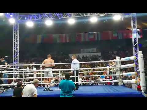 Veljko Ražnatović slavi pobedu u Jagodini