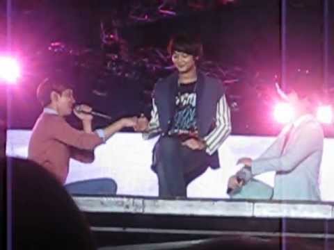 [Fancam]121125 kyuhyun changmin  (ft.minho) -  just the way you are @ SMTOWN in BANGKOK