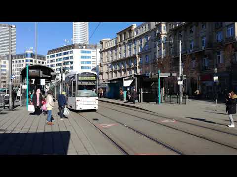 Straßenbahnen der Welt: Frankfurt/Main Hbf. (4), Linie 21 fährt ein, Linie 11 steht