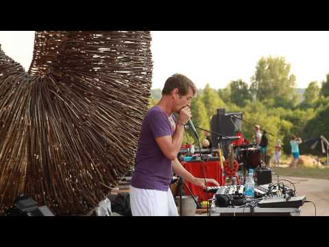 музыкальный перформанс мультиинструменталиста Ricoloop (Германия)