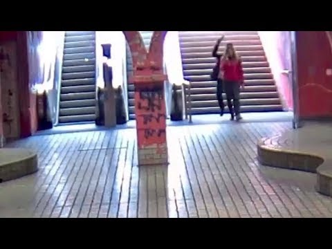 Fahndungsvideo: Junge Männer schlagen in Essener U-Bahnhof brutal auf 17-Jährige ein