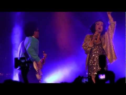 Andien & Barry Likumahuwa - Cinta Ini Membunuhku @ Urban Jazz Crossover 2012 in Bandung [HD]