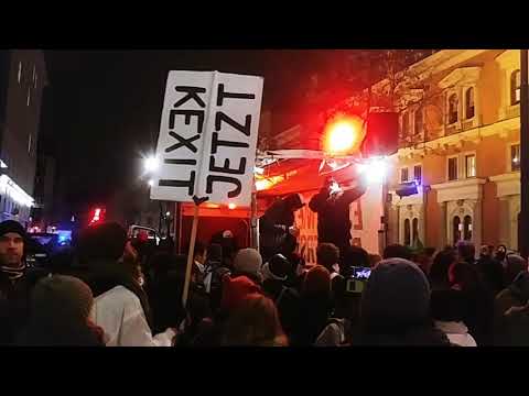 Kid Pex live auf der Donnerstagsdemo mit "Antifašista"