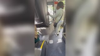 Autista di bus aggredisce una donna con insulti razzisti, sospeso