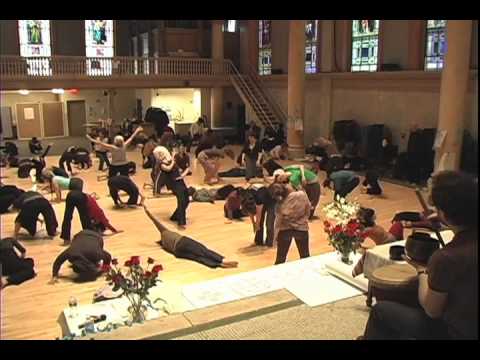 Η Anna Halprin σε εργαστήριο κίνησης του Movement Research (Νέα Υόρκη, 2010). Η πρωτοποριακή της προσέγγιση στη δημιουργική κίνηση επηρέασε σημαντικά την εξέλιξη της χοροθεραπείας διεθνώς.