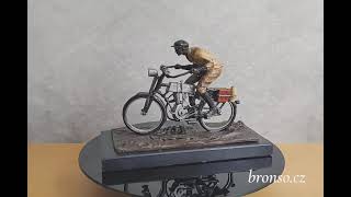 Vídeňský bronz – socha motorkáře ve stylu Art Nouveau, signováno Decker