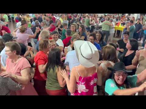 Gabriel Pasa rancheira princesas da melhor idade baile em Gerenal Carneiro Paraná