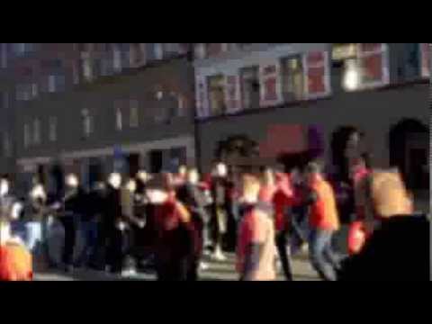 Här drabbar Djurgårdarna och AIK:fansen samman i våldsamt slagsmål