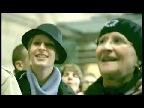 Singing Flashmob, Leipzig Hbf ,  Ode an die Freude  mit Paul Potts inkl  Lyrics D E