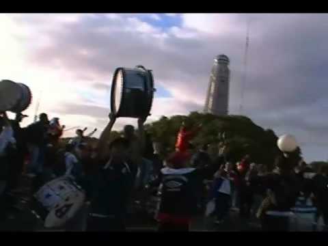 "Llegada a Buenos Aires de los hinchas de Nacional" Barra: La Banda del Parque &bull; Club: Nacional