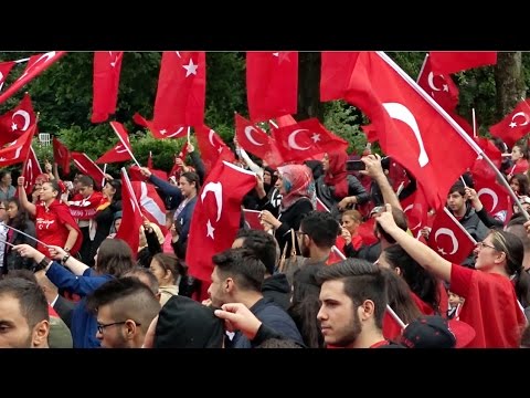 Tuerkisches Fahnenmeer im Remscheider Stadtpark
