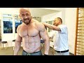 Die Wahrheit über Faszien - Bodybuilder beim Rolfing