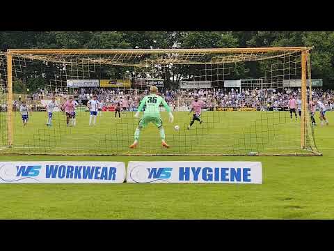 Arnold Budimbu verwandelt Elfmeter im Testspiel des 1.FC Bocholt gegen Schalke 04 (2:3) 