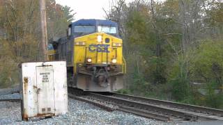 preview picture of video 'CSX Helpers on OML at Newport Road Grade Crossing'