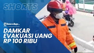 Viral Video Aksi Petugas Damkar Bantu Pelajar Evakuasi Uang Rp 100 Ribu Selembar di Gorong-gorong