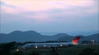 preview picture of video 'JAL MD-90　Landing　&　Takeoff　Twilight　Kochi Ryoma Airport　2012.5.18'