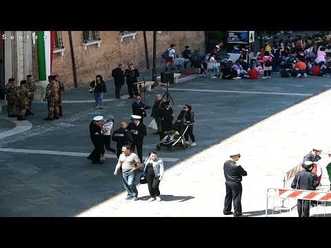 Accoltellamento in piazza: il video dell'aggressione all'ufficiale di capitaneria