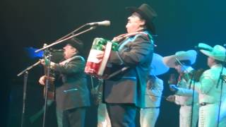 Ramon Ayala y Los Bravos del Norte cantando Me sacaron del Tenampa