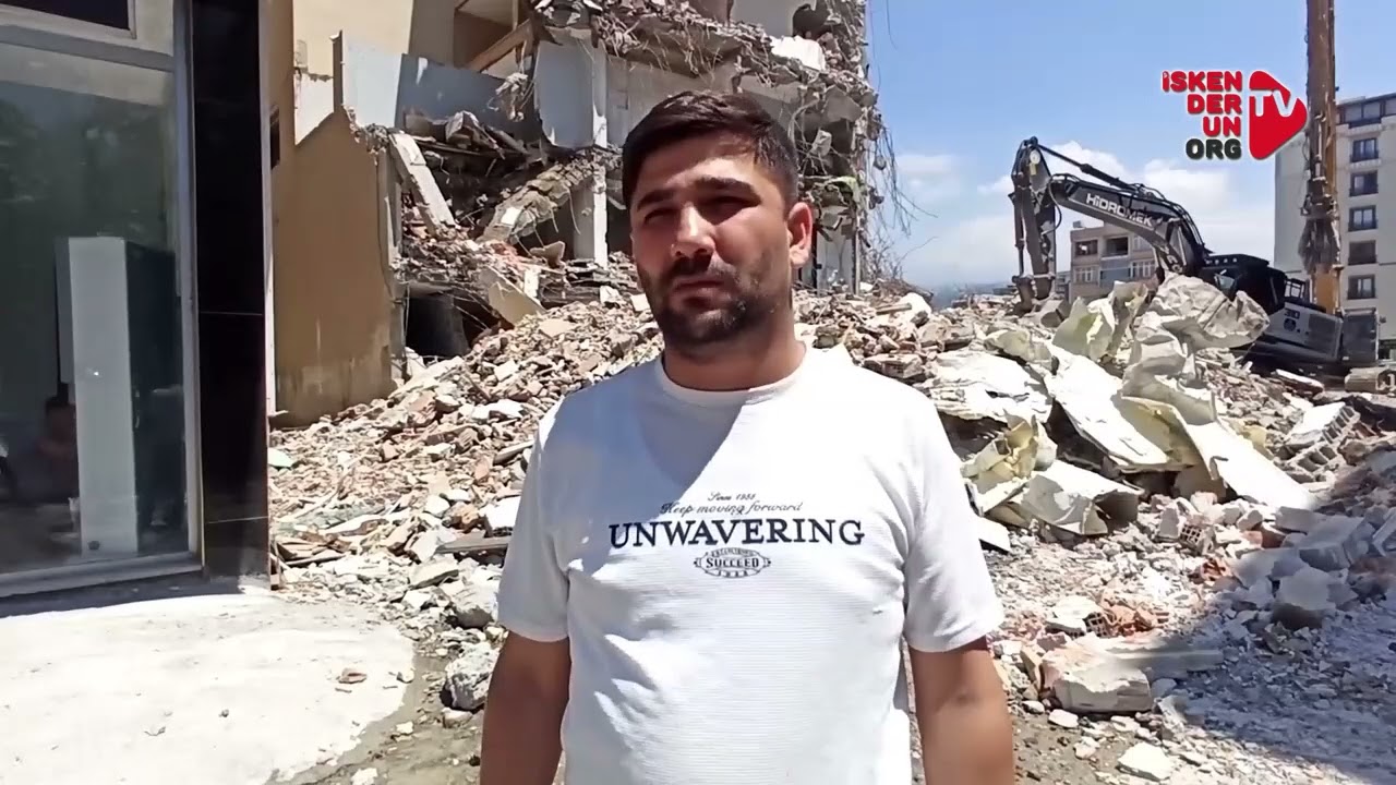 Ağır hasarlı binanın yıkımı yan apartman zarar verdi!