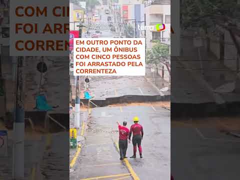 Chuva faz casa desabar, poste 'explodir' e abre cratera em Santa Catarina #shorts