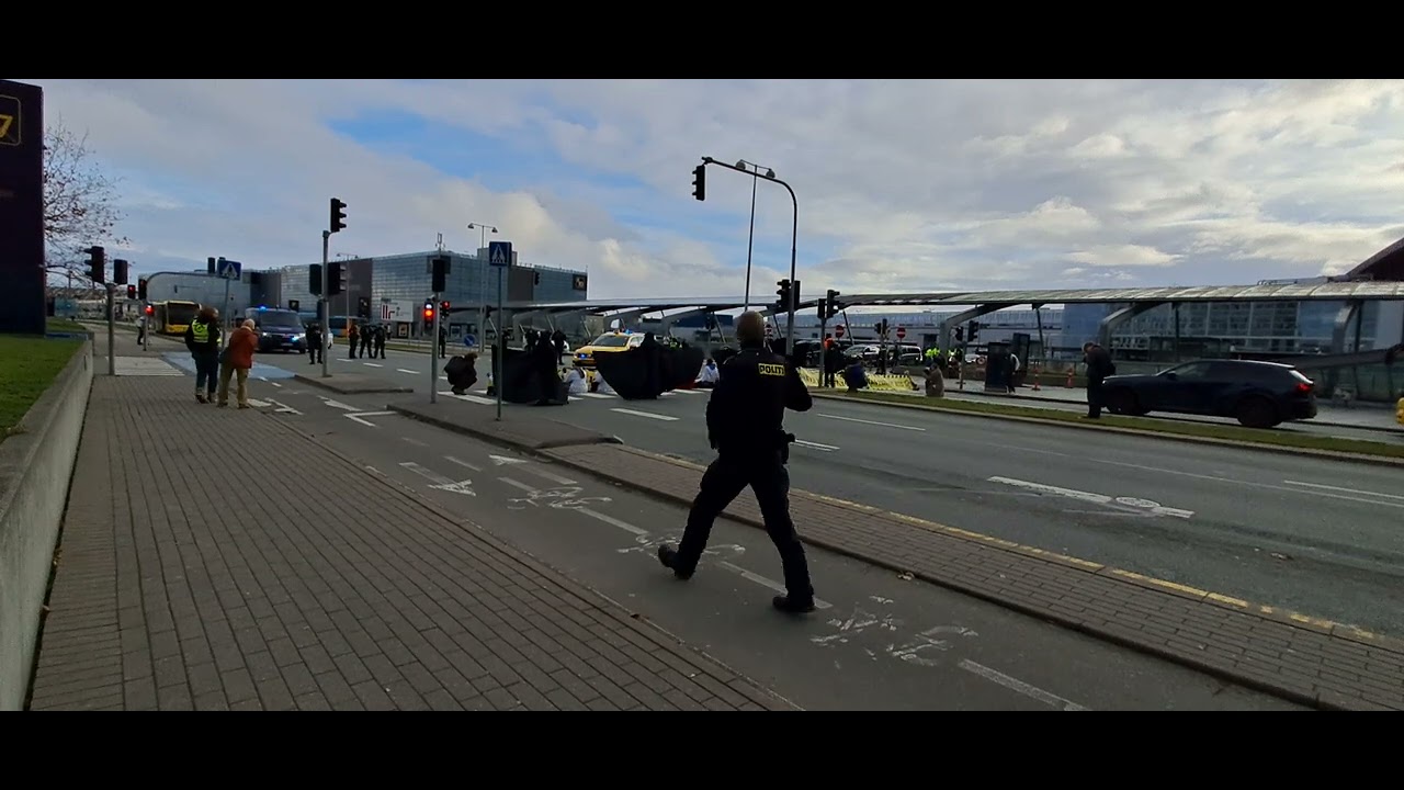 Scientists rebellion Danmark at Kastrup Lufthavn (Copenhagen Airport) 11 November 2023