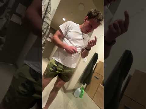 Fuzileiro naval bêbado praticando com o Corpo da Marinha