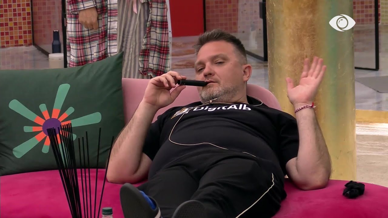 Në tualet po mendoj për ty që të lirohem, debat mes Julit dhe Heidit