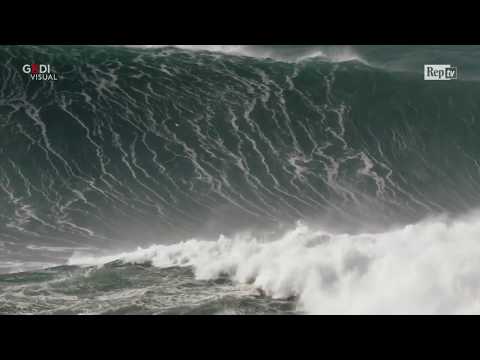 Portogallo, surfista travolto dalle onde giganti: il salvataggio è estremo