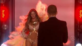 Gisele Bundchen Opening the Show Victoria&#39;s Secret Fashion Show 2006